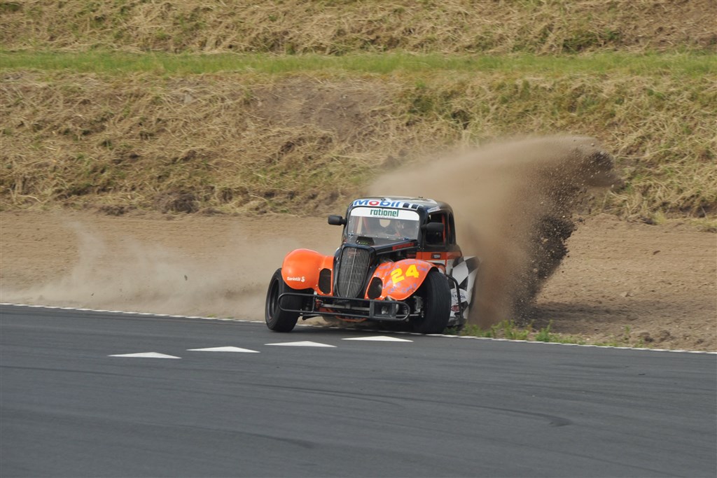 Kørerne i OK Mobil 1 Legend Car Cuppen kørte til kanten - og over den. Enkelte – som her Anders Eriksen – formåede at komme tilbage på asfalten, men det var ikke alle, som gjorde det.
(Foto: Morten Alstrup)